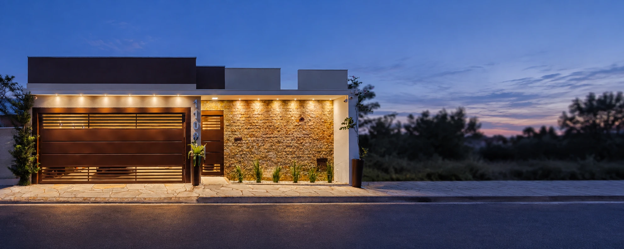 Fachada do escritório: portão, entrada e número 1100