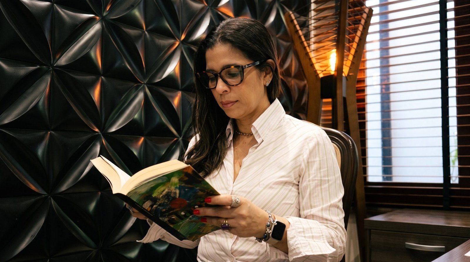 Carla Bianchi Mendes lendo no escritório