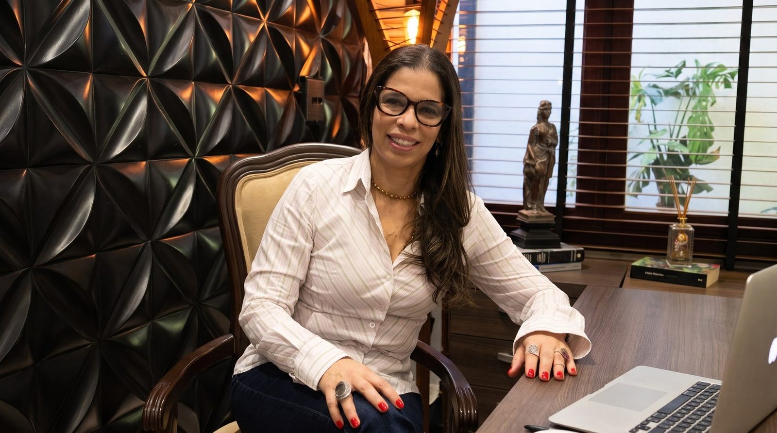 Carla Bianchi Mendes no escritório, em Uberaba
